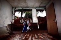 Tembok bagian depan jebol.