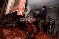 Sebuah sepeda motor juga rusak.
