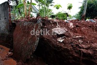 Tembok setinggi 4 meter ini roboh dengan panjang sekitar 9 meter.