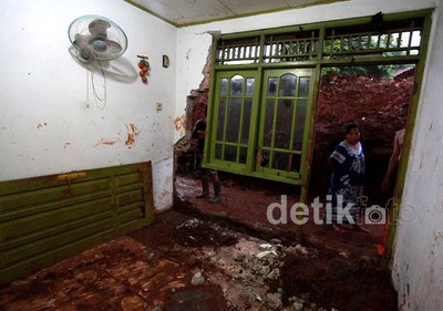 Tembok Seskoal Ambruk Timpa 5 Rumah