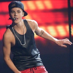 Justin Bieber Paling Berjaya di American Music Awards 2012