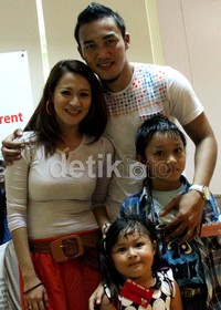 Okie, Gunawan, dan buah hati menghadiri acara perayaan ulang tahun Darendra, putra seniman asal Bali, Made Putrawan di Mindchamp preschool, JL. Pejaten Barat Raya, Jakarta Selatan. Gusmun/detikHot.