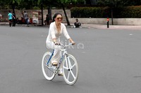 Syahrini bersepeda dengan sepeda Fixienya. (dok. detikHOT)