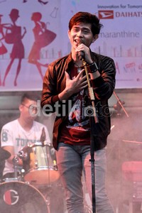 Penyanyi Cakra Khan kini tengah menuai popularitas lewat hits singlenya yang berjudul Harus Terpisah. (dok. detikHOT)