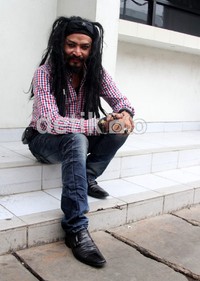 Limbad pun tersenyum di depan kamera. Gus Mun/detikHOT.