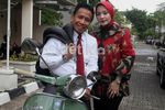 Kemesraan Miing Bagito & Istri di Atas Vespa