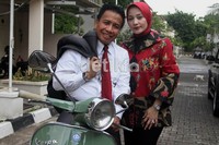 Miing dan sang istri berpose di atas Vespa. Gus Mun/detikHOT.