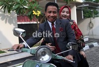 Miing dan istri tampak mesra di atas Vespa hijau. Gus Mun/detikHOT.