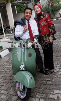 Miing dan istri tersenyum di depan kamera. Gus Mun/detikHOT.