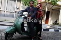 Miing tampak rapi dengan setelan jas abu-abu dan istrinya yang mengenakan busana bernuansa merah-hitam. Gus Mun/detikHOT.