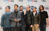 Penghargaan Favorite Alternativa Artist jatuh pada band Linkin Park. Jason Merritt/Getty Images.