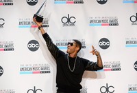 Usher tampaknya sangat senang dinobatkan sebagai Favorite Soul/R&B Male Artist. Jason Merritt/Getty Images.