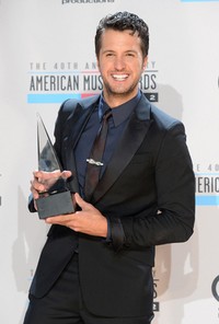 Luke Bryan berhasil mendapatkan penghargaan Favorite Country Music Male Artist. Jason Merritt/Getty Images.