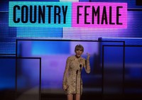 Taylor Swift dinobatkan sebagai Favorite Country Female Artist. Kevin Winter/Getty Images.