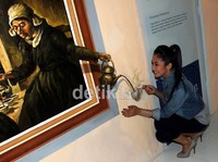Happy menuturkan, dalam lukisan, setiap orang bebas berimajinasi.