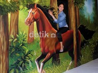 Happy Salma menunggangi kuda.