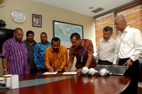 Direktur Operasi Indonesia Timur PLN Vicner Sinaga (kanan) dan Bupati Yahukimo Ones Pahabol (kiri) menandatangani MoU pembangunan kelistrikan di Kantor Pusat PLN, Jakarta Senin (19/11/2012). Agus Trimukti/Humas PLN.