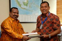 Direktur Operasi Indonesia Timur PLN Vicner Sinaga (kanan) dan Bupati Yahukimo Ones Pahabol (kiri) usai melakukan penandatanganan MoU di Kantor Pusat PLN, Jakarta. Agus Trimukti/Humas PLN.