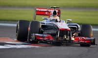 Driver McLaren Mercedes itu unggul tipis atas Vettel, yang harus puas dengan posisi kedua setelah kalah cepat 0,675 detik. REUTERS/Steve Crisp.