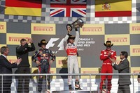Hasil ini membuat Vettel masih kokok di puncak klasemen dengan poin 273. Jagoan Red Bull asal Jerman itu unggul 13 poin atas Alonso yang duduk di urutan dua klasemen. Dengan kondisi seperti ini, persaingan antara Vettel dan Alonso akan dituntaskan di seri pamungkas yang akan digelar di Brasil, 25 November mendatang. REUTERS/Adrees Latif.