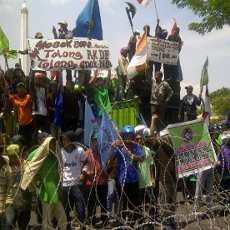 Usai Demo di Kantor Gubernur Jatim, Buruh Bergerak ke Grahadi