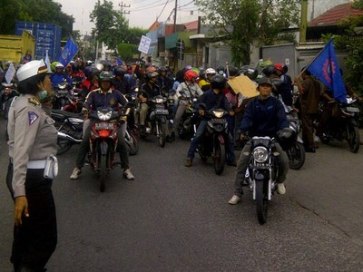 Buruh Sweeping Pabrik di Margomulyo