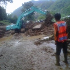 Ade Berharap Istri dan Anaknya yang Tertimbun Longsor Segera Ditemukan