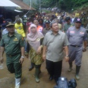 Gubernur Jabar dan Istrinya Tinjau Lokasi Longsor