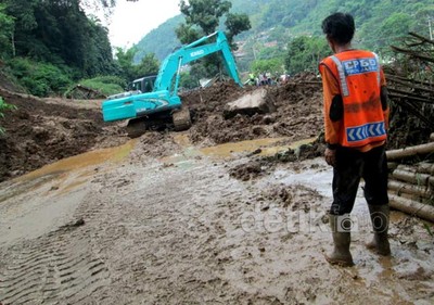 Longsor Tutup Jalur Ciwidey-Soreang