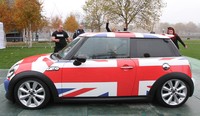 Sebagai catatan, nama MINI yang detikOto tuliskan dengan huruf kapital adalah nama merek ini ketika sudah diakuisisi oleh produsen mobil BMW. Sementara nama Mini dengan huruf kecil adalah nama merek ini sebelum diakuisisi.