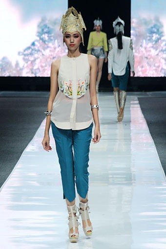 Toton Januar Mazda 3 Young and Vibrant Designers. Jakarta Fashion Week 2013 at Plaza Senayan. Jakarta. [Foto: Mohammad Abduh/Wolipop]