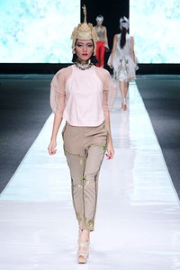 Toton Januar Mazda 3 Young and Vibrant Designers. Jakarta Fashion Week 2013 at Plaza Senayan. Jakarta. [Foto: Mohammad Abduh/Wolipop]