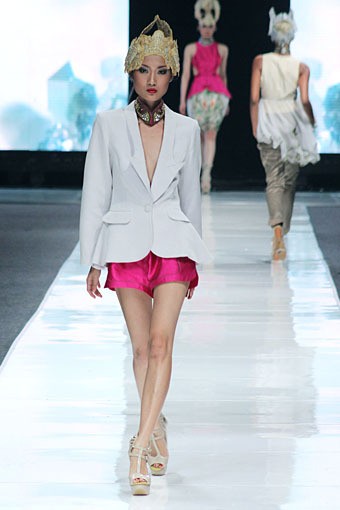 Toton Januar Mazda 3 Young and Vibrant Designers. Jakarta Fashion Week 2013 at Plaza Senayan. Jakarta. [Foto: Mohammad Abduh/Wolipop]