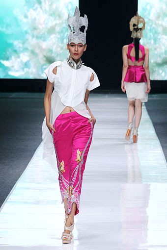 Toton Januar Mazda 3 Young and Vibrant Designers. Jakarta Fashion Week 2013 at Plaza Senayan. Jakarta. [Foto: Mohammad Abduh/Wolipop]