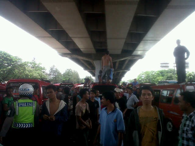 Sopir Mogok di Pasar Rebo, Setel Musik Keras-keras Bikin Macet Jalan
