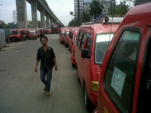 Gelar Aksi Mogok, Sopir Angkot Malah Bingung Cari Setoran