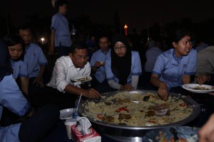 Dahlan Iskan Makan Bareng Cleaning Service