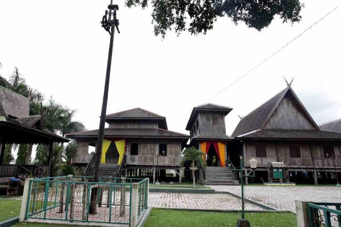 Istana Kuning, Kok Warnanya Coklat?