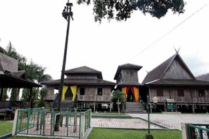 Istana Kuning, Kok Warnanya Coklat?