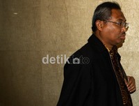 Firmansyah pun langsung ambil langkah seribu dan tak menghiraukan brodongan pertanyaan wartawan. Ramses/detikcom.