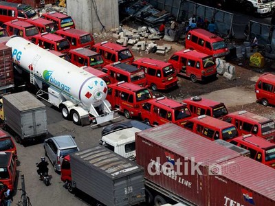 Ratusan Sopir Angkot Mogok Kerja
