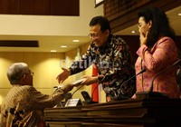 Anggota DPD Perwakilan Kalimantan Barat, Ishaq Shaleh menyerahkan makalah laporannya kepada Ketua DPD RI Irman Gusman disaksikan Wakil Ketua DPD Gusti Kanjeng Ratu Hemas. Ramses/detikcom.