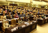 Anggota DPD RI dari berbagai daerah mengikuti rapat paripurna dengan agenda Perlu Peran Daerah Dalam Mengelola Migas di gedung Nusantara V, Jakarta. Ramses/detikcom.