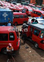 Ratusan Sopir Angkot Mogok Kerja