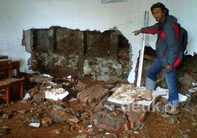 Parit Meluap, Tembok SD di Depok Jebol