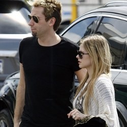 Avril Lavigne Dampingi Tunangan Tur Keliling Australia