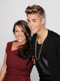 Ia selalu terlihat merangkul sang ibunda, Pattie Mallette yang tampak ayu dengan dress merah. Jason Merritt/Getty Images.