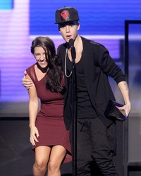 Sang bunda grogi melihat perhatian yang diberikan kepada Justin dari para penggemar dan teman sesama musisi. Kevin Winter/Getty Images.