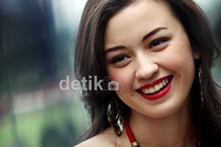 Kimberly tersenyum manis dan tampak fresh dengan lipstick merah mewarnai bibirnya.