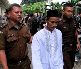 Saksi Mata Rusuh Sampang Lihat Saripin Bakar Rumah Tajul Muluk